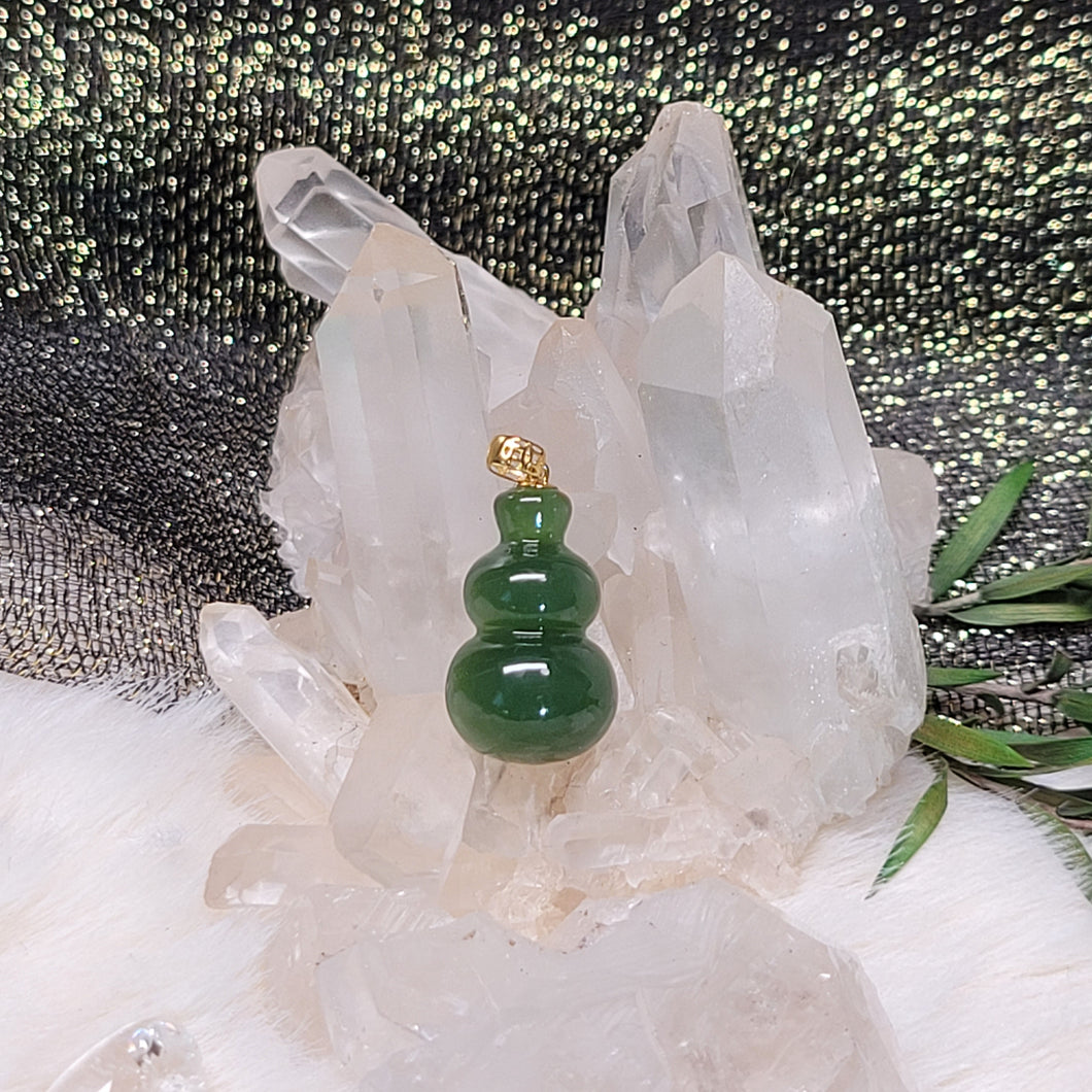 1008 菠菜綠和田玉18k扣頭吊墜