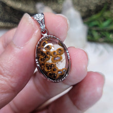 Load image into Gallery viewer, 1253 針鐵礦925銀包邊吊墜
