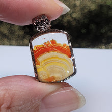 Load image into Gallery viewer, 1263 巴西錦鯉紅膠花925銀包邊吊墜
