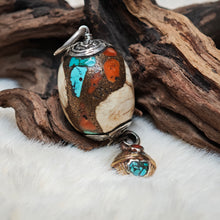 Load image into Gallery viewer, 1060  砗磲鑲嵌設計款銅製鈴鐺吊墜
