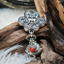 Load image into Gallery viewer, 1053  如意結復古銀吊墜
