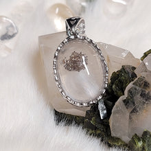 Load image into Gallery viewer, 0516 白幽靈銅礦共生S925純銀包邊吊墜
